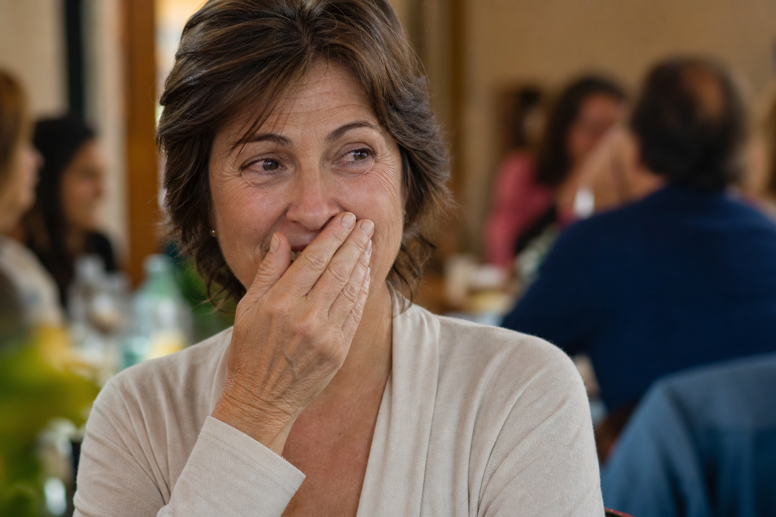 Donna che nasconde il sorriso con la mano